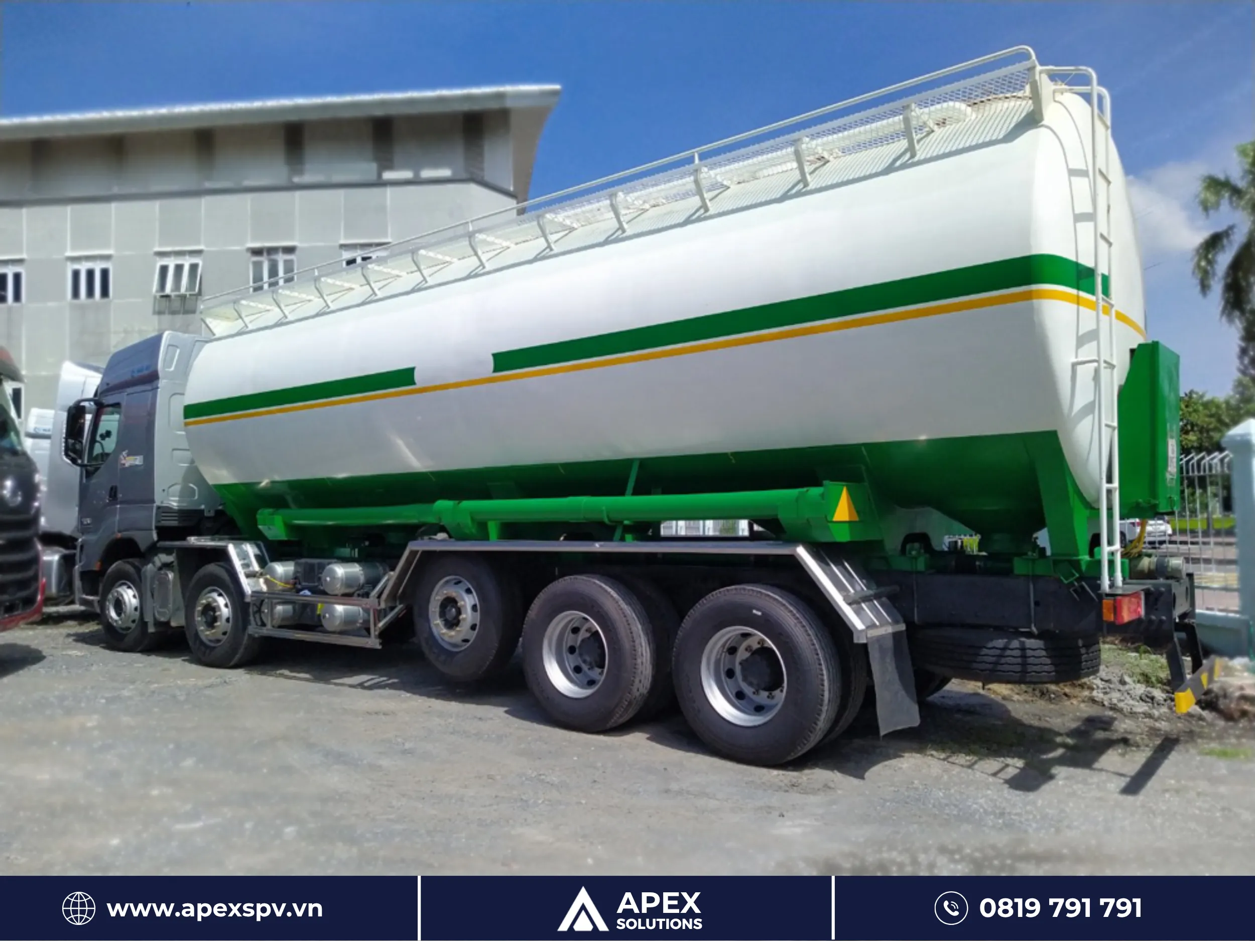 Xe bồn chở cám giúp vận chuyển khối lượng thức ăn chăn nuôi an toàn và hiệu quả